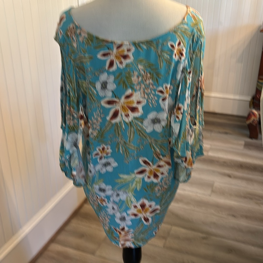 Karen Kane floral Blue and White Blouse with cold shoulder butterfly sleeves - Picture 2 of 10